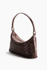 Cartera de hombro de diseño estructurado y semi-rígido, color marrón, confeccionada en tejido sintético con patrón entrelazado. Cuenta con un asa corta y delgada unida mediante argollas metálicas doradas, y cierre superior.
