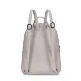 Mochila urbana de cuero sintético color beige, con diseño de labios rojos en la parte superior y bolsillo frontal con cierre. Incluye un tirador decorativo con cordón trenzado y correas ajustables.