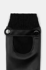 Guantes cortos de mujer combinados en cuero sintético y tejido de punto a tono, con detalle de tira con botones a presión en el dorso.
