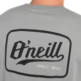 Remera de manga corta color gris, con cuello redondo y logo de la marca O'Neill estampado en el pecho izquierdo dentro de un recuadro.