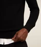 Suéter masculino de cuello redondo y manga larga, confeccionado en malla de viscosa y poliamida con textura de cuadros grid.