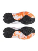 Championes de básquetbol Under Armour modelo Lockdown 7, con diseño de caña media. Presentan una combinación de colores blanco, negro y naranja, con parte superior de malla transpirable y superposiciones de cuero sintético. Incluyen entresuela de EVA para amortiguación ligera y suela de caucho con patrón de tracción.