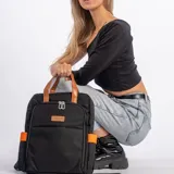 Mochila color beige con asas superiores y detalles en marrón tostado, cuenta con compartimento principal amplio, bolsillo frontal con cierre y bolsillos laterales.