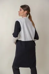 Saco largo combinado en blanco y negro, de tejido fino y corte suelto.