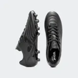 Championes de fútbol Joma modelo Aguila 2321, completamente negros, con corte clásico y suela de caucho con tapones moldeados. Fabricados en material sintético Fibertec y nylon.