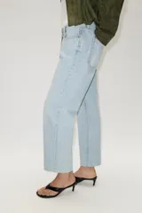Jeans de tiro alto con diseño de cinco bolsillos, corte slim y bajo con acabado sin costuras. Cierre frontal con cremallera y botón.