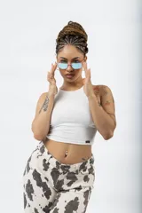 Musculosa negra de cuello redondo y corte crop, con un pequeño logo en la parte inferior.