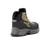 Botas de seguridad Diadora modelo Out M Cross Sport, color negro y gris con detalles en amarillo. Presentan cordones amarillos, suela robusta y logo de la marca en el lateral.