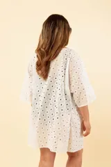 Túnica blanca corta de broderie con mangas 3/4 y calados florales.