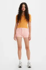 Short de jean estilo 501, de tiro medio y corte recto. Presenta un diseño clásico de cinco bolsillos, cierre de botones y bordes deshilachados en el ruedo.