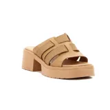 Sandalia color beige con plataforma y taco cuadrado. Presenta tres tiras anchas en la capellada, con detalle de textura tejida en la tira central.