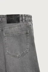 Jeans relaxed barrel fit confeccionados en denim de algodón color celeste con efecto lavado. Presentan tiro medio, corte amplio con forma curva que se estrecha hacia el tobillo, diseño de cinco bolsillos, detalle de pinza en las rodillas y cierre frontal con cremallera y botón.