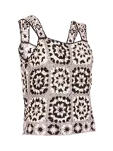 Remera sin mangas de algodón orgánico con diseño de granny squares tejidos a crochet en tonos negro, blanco y gris, con escote cuadrado y tirantes anchos.