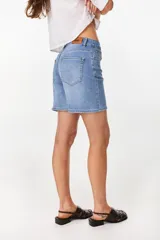 Short de denim azul claro, de tiro medio y corte recto estilo bermuda.