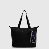Bolso tipo tote bag Bubba modelo Ontario Mini, color negro, confeccionado en cuero sintético con asas de hombro con inscripción de la marca. Incluye un llavero colgante de cuerda trenzada en tonos azul y beige.