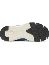 Championes Under Armour modelo UA W Tech Runner, en combinación de celeste y gris, con detalles en azul y suela blanca. Presenta capellada de malla transpirable con superposiciones de cuero y gamuza, entresuela de EVA acolchada y el logotipo de la marca en el lateral.