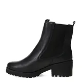 Bota tipo chelsea de caña media, confeccionada en cuero negro con textura granulada. Presenta paneles laterales elásticos, suela track con plataforma y taco cuadrado robusto.