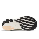 Championes de running New Balance Fresh Foam X 1080 V13 para mujer. Capellada de malla y sintético color crema con logo "N" delineado en naranja. Entresuela Fresh Foam X blanca y suela de goma negra.