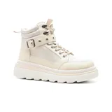 Bota de caña alta color beige con plataforma, cordones y hebilla lateral.