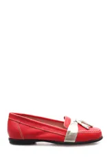 Mocasín rojo de cuero con detalle de banda dorada y borlas.