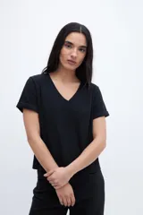 Remera blanca de rib con escote en V y mangas cortas con dobladillo.