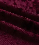 Blusa de manga larga confeccionada en tule con textura aterciopelada, de corte ajustado y escote canoa. Incluye forro interno para mayor cobertura.