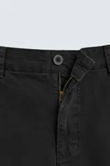 Pantalón chino de corte ajustado, color beige, con bolsillos laterales y bolsillos traseros de vivo. Cuenta con cierre frontal de cremallera y botón.