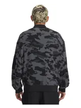 Campera tipo bomber de malla ligera con estampado camuflado en tonos grises y negros. Presenta cierre frontal, cuello, puños y bajo acanalados, además de un bolsillo con cremallera en la manga izquierda.