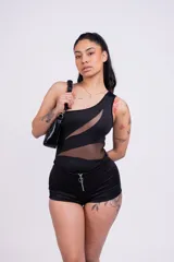 Short negro de tiro alto con cierre de cremallera frontal.