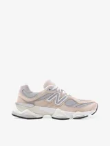 Championes New Balance modelo 9060 color beige con detalles en gris y blanco.