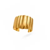 Pulsera rígida tipo brazalete de bronce enchapado en oro, con diseño texturado de efecto arrugado y acabado brillante.