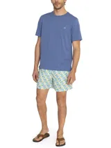 Short de baño blanco con estampado de flores y limones en tonos celeste, amarillo y verde. Cuenta con cintura elástica, cordón ajustable, bolsillos delanteros y traseros.