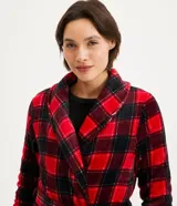 Bata de baño en fleece con lazo en la cintura y bolsillos, con estampado de cuadros rojos y negros.