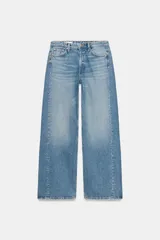 Jeans de tiro medio con diseño wide leg y largo completo. Presenta cinco bolsillos, cierre frontal con cremallera y botón metálico, y bajo con acabado sin costuras.