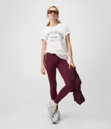 Pantalón legging deportivo Get Over de color bordó, confeccionado en microfibra elastizada con cintura alta y una línea vertical en contraste en el lateral.