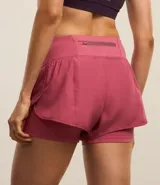 Bermuda deportiva tipo runner, color verde menta, confeccionada en microfibra con cintura elástica. Tiene un corte holgado y bajo redondeado.