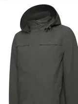 Campera impermeable verde militar de poliéster reciclado, con capucha desmontable y ajustable, cierre frontal con solapa y bolsillos laterales.