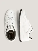 Zapatillas de corte bajo inspiradas en el baloncesto, confeccionadas en piel blanca con detalles en negro. Presentan el logo de Tommy Jeans oversize en el lateral, suela cupsole de goma y perforaciones en la puntera para mayor ventilación.