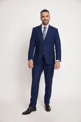 Ambo de vestir Florenzi modelo SH09505, compuesto por saco de dos botones y pantalón de corte recto, en color azul. Confeccionado en tejido de poliéster y viscosa, presenta un calce comfort fit.