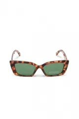 Lentes de sol con marco negro de estilo cat-eye y lentes degradados de color gris a transparente.