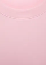 Camiseta de manga corta y cuello redondo, de corte recto y tejido de algodón de gramaje medio, en color rosado.