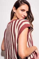 Chaleco de punto con rayas verticales color beige y marrón, de corte holgado y sin mangas.