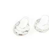 Aros tipo argolla color plateado con diseño irregular texturizado.