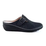 Zapato casual Korium Confort Marie color beige con capellada calada con diseño floral, hebilla lateral y plataforma baja.