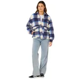 Campera tipo camisa de Rip Curl, confeccionada en tejido de punto con diseño de cuadros en tonos azul, celeste y blanco. Presenta cuello clásico, cierre frontal con botones, bolsillos delanteros y mangas largas con puños abotonados.