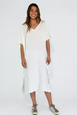 Vestido amarillo de corte recto, con escote en V y mangas cortas con detalle de flecos.