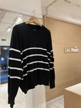 Sweater de tejido Bremer negro con rayas horizontales color tostado, de corte holgado y cuello redondo.