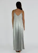 Vestido largo plateado con breteles finos y escote en V.