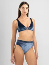 Bombacha de bikini tiro alto confeccionada en terciopelo azul con textura a rayas finas.