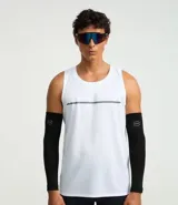 Musculosa deportiva de corte regular, color blanco, con cuello redondo y una tira reflectante horizontal centrada en el pecho.